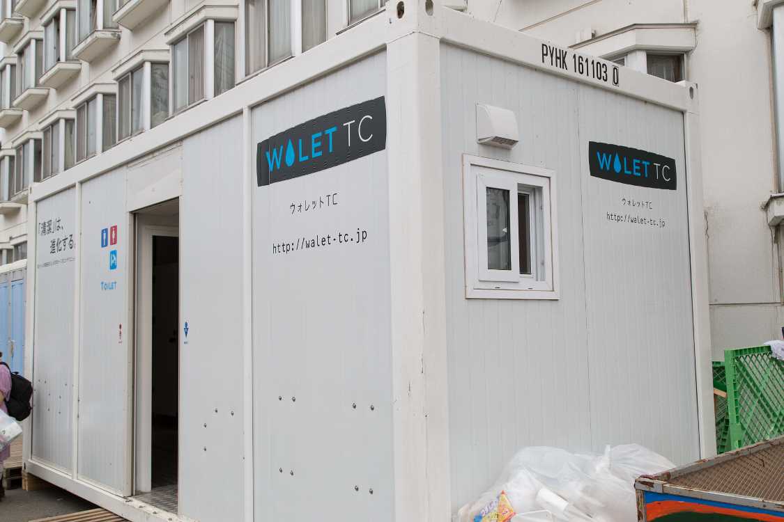 場外のトイレ。コンテナ利用のトイレ。