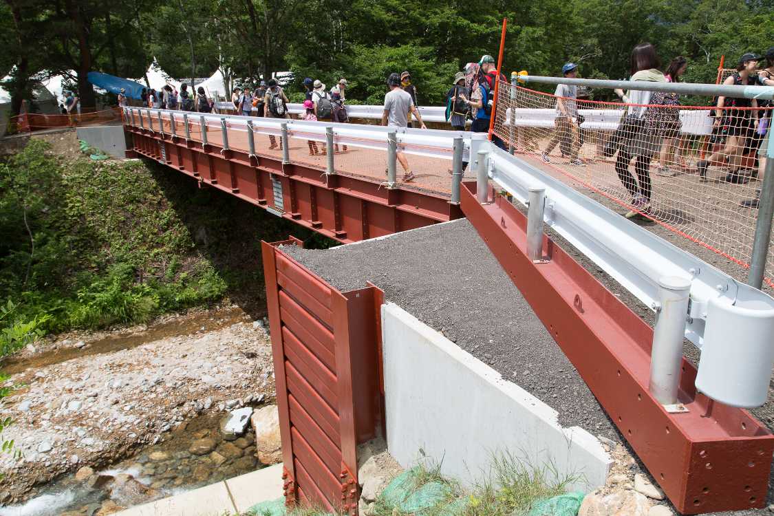 前回の16年から復活したオアシス橋。工事で橋脚が強化されています。ところ天国のホワイト橋も同様です。会場内の舗装も含め、インフラが年々都市化しています。