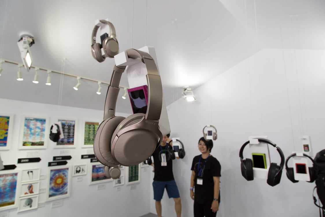 ソニー製ヘッドフォンを天井からつり下げています。