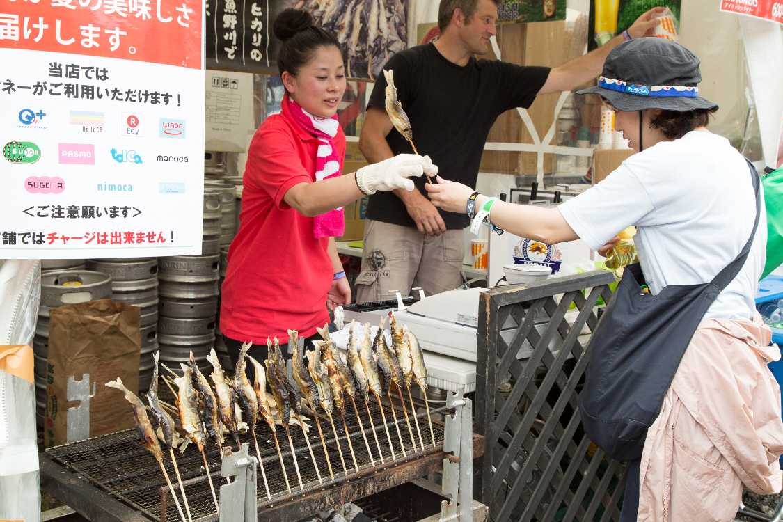 店頭の鮎の塩焼き。