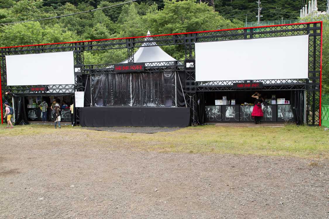 オアシスエリアの岩盤スクエア。昼間は休業。