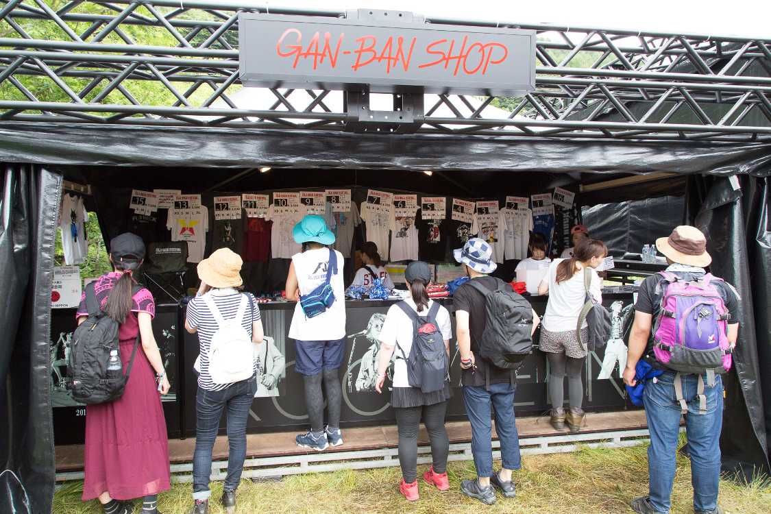 昼間も開いている隣接の岩盤ショップ。