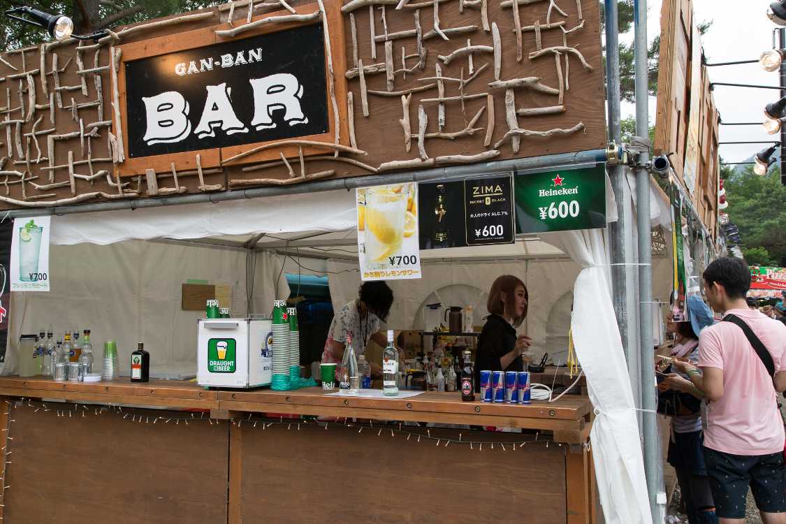 岩盤スクエアの入り口なので右側も営業。