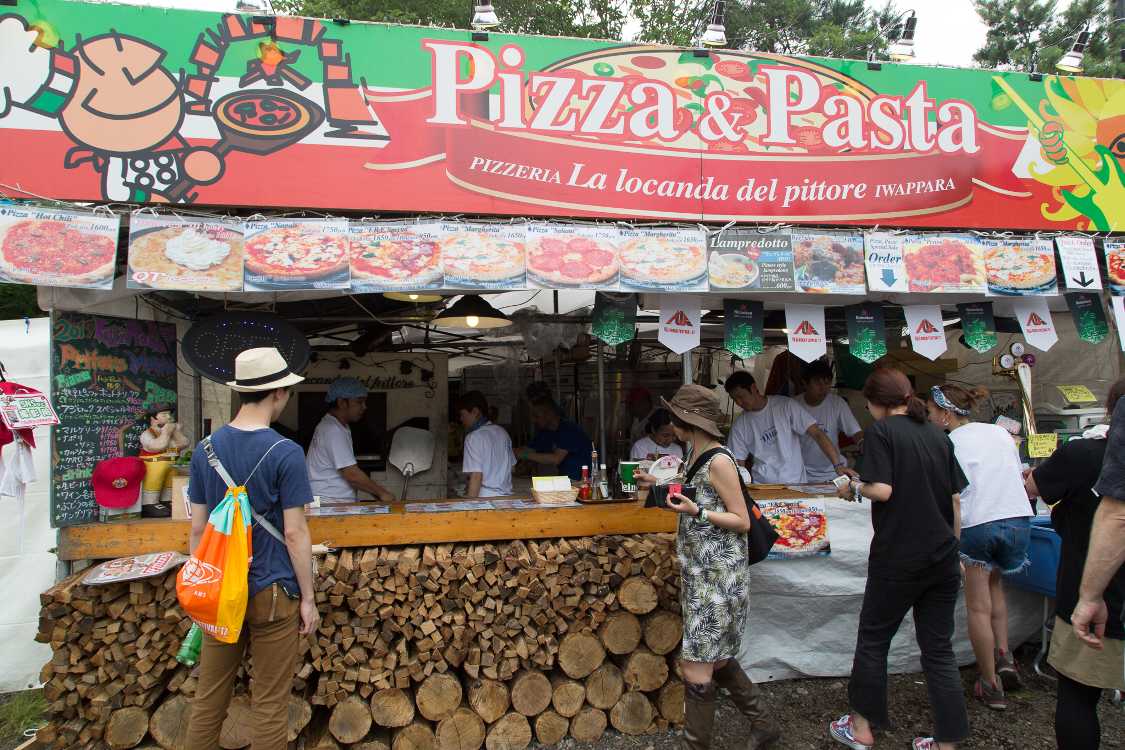 ピッツェリア・ピットーレ。フィールド・オブ・ヘブンの窯焼きピザ店「さくらぐみ」より後に出店を始めましたが、毎年出店することで定番の店になりつつあります。