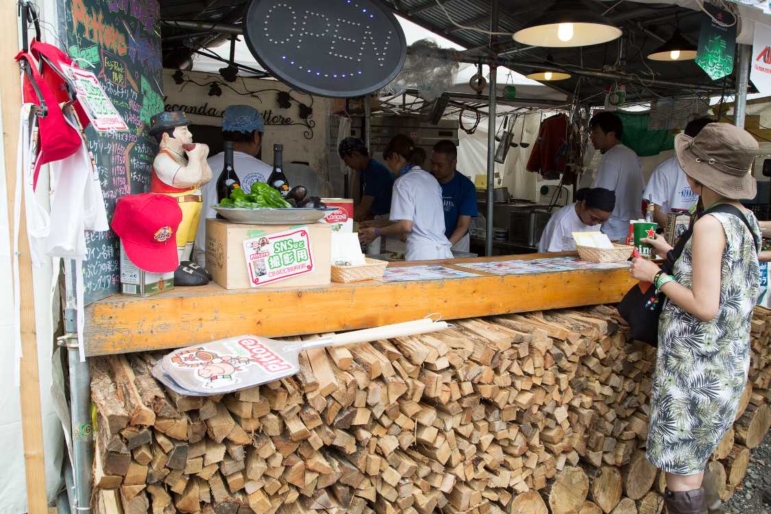 窯焼きの燃料は薪ですが、この薪を使うかどうかは不明。