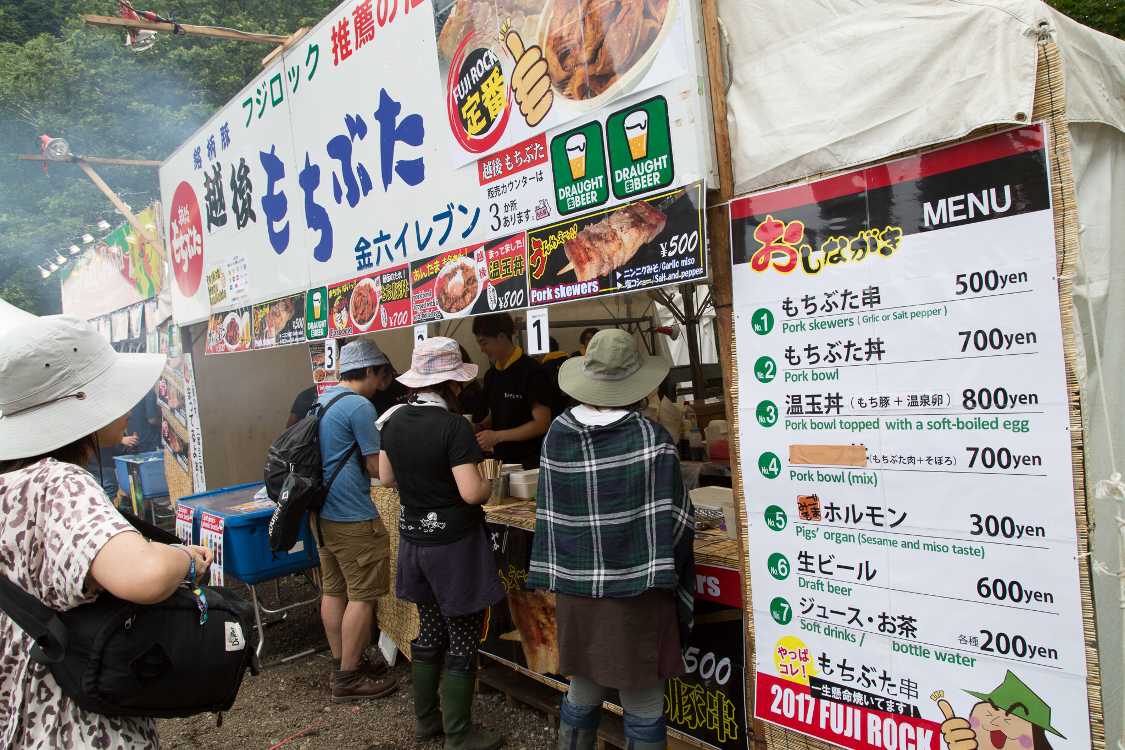 もち豚串は万本単位で売れます。