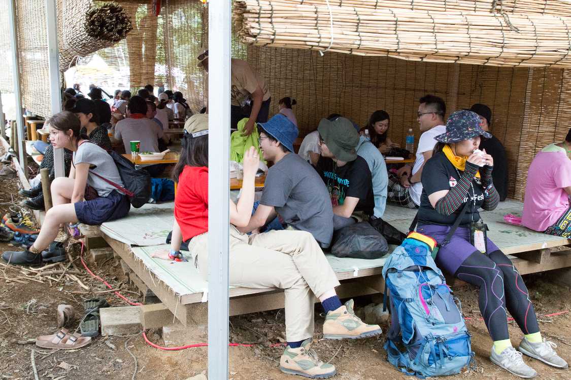 苗場食堂の裏の座敷。テーブルもあります。