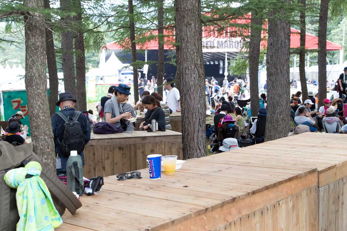 立ち飲みの店のようなテーブルがあります。