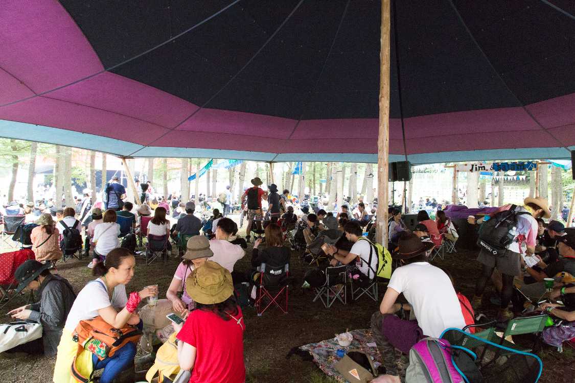 大型テントの下はテーブルがありません。