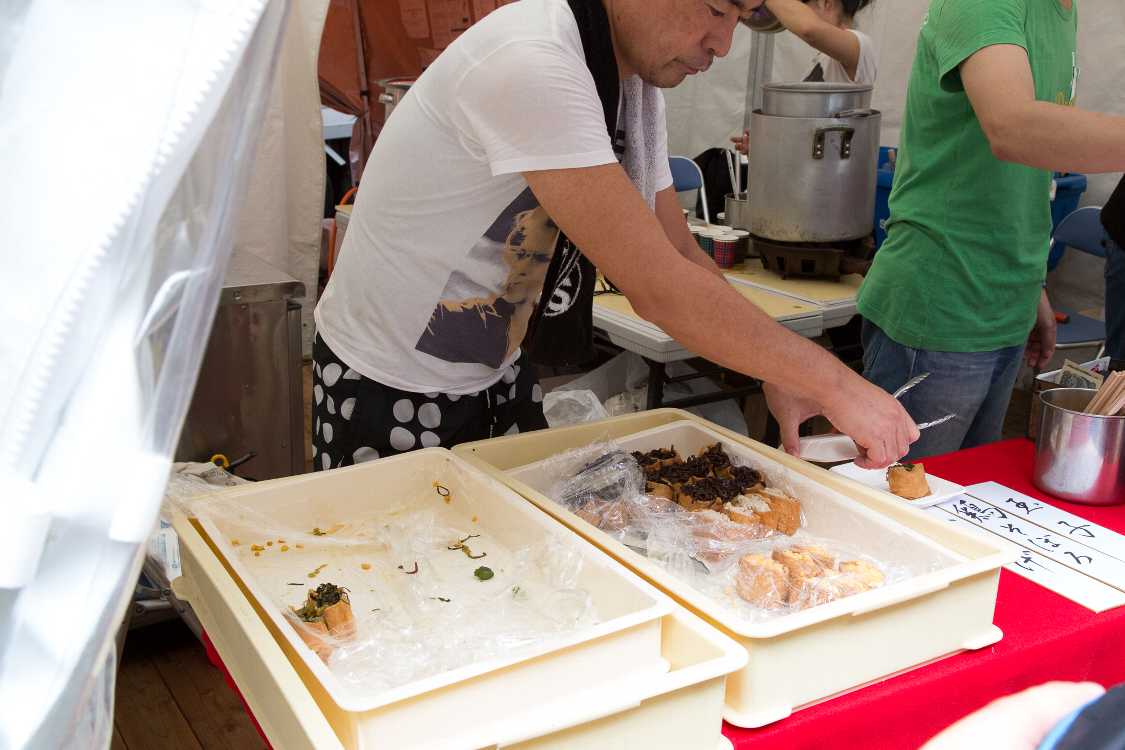 フジロックの会場内で寿司が出るのは珍しい。