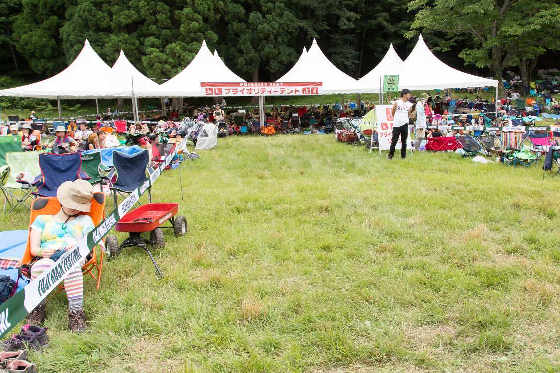 プライオリティーテント入り口。