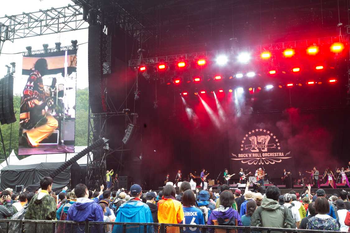 チャック・ベリーの「ジョニー・B・グッド」をカバーしたころ。モニターにチャック・ベリーのダックウォークが映っています。