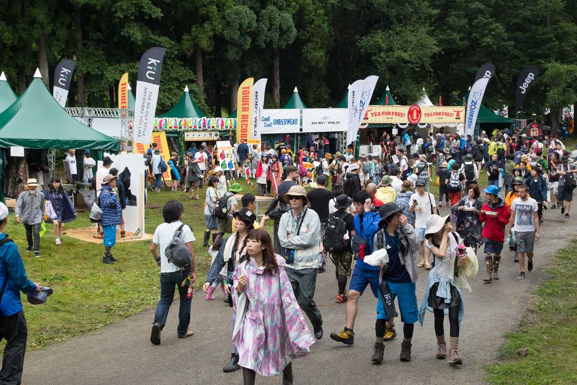 グリーンステージ北側のテント群。