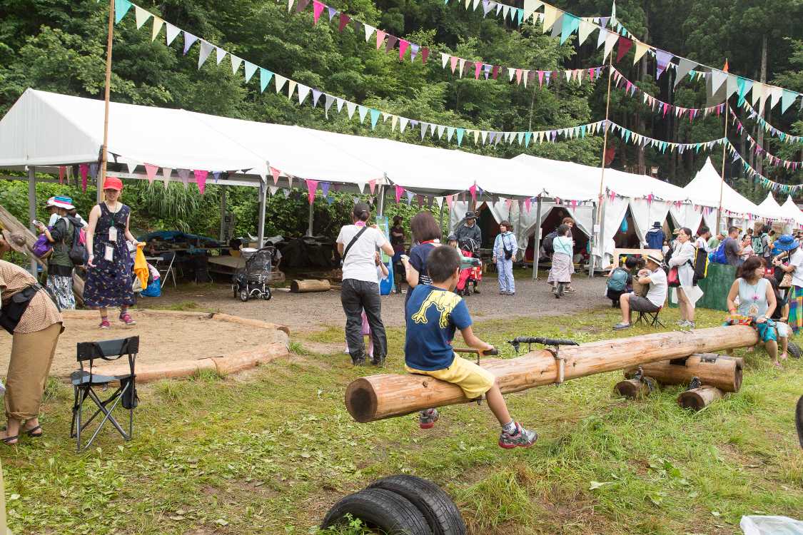 シーソーは毎年新しい木材を使用か。