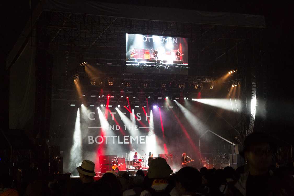 金曜のホワイトステージのトリ前。