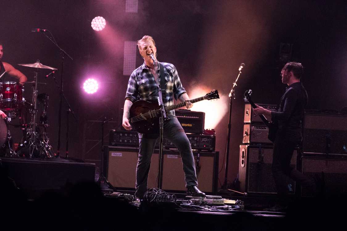 クイーンズ・オブ・ザ・ストーン・エイジのボーカル、ギター、ジョシュ・オム。