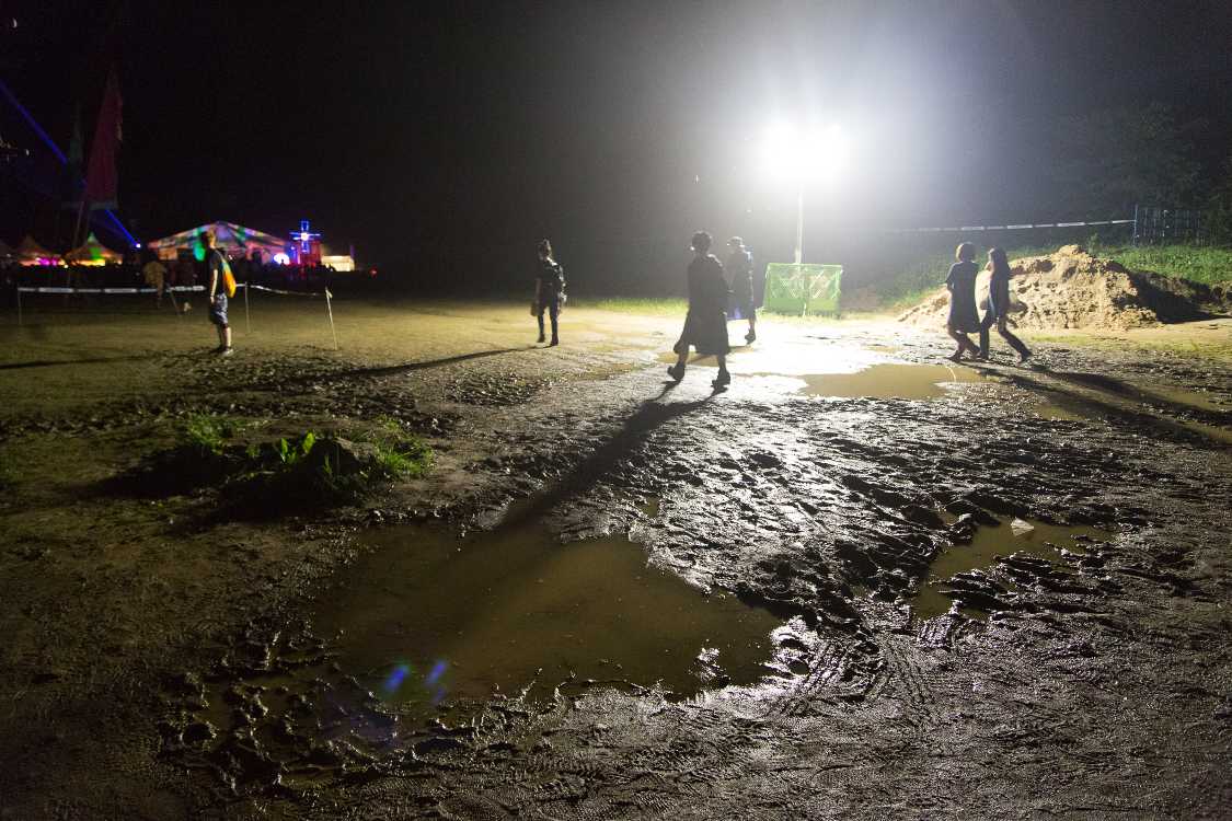 オレンジカフェはもともと水はけがそれほどよくありません。水たまりも大きめです。