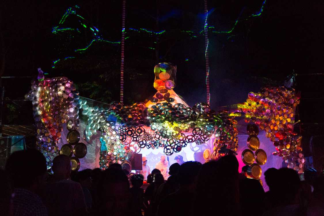 DJが出演するテント。10年前、5年前に比べると、客層は明らかに変わり、人数も大幅に少ない。事前の告知では、「良い子は寝ろ、悪い子はオールナイトフジへ。中途半端は許さない」と宣伝されていました。典型的な中二病の表現で、客がついてこないのは当たり前でした。