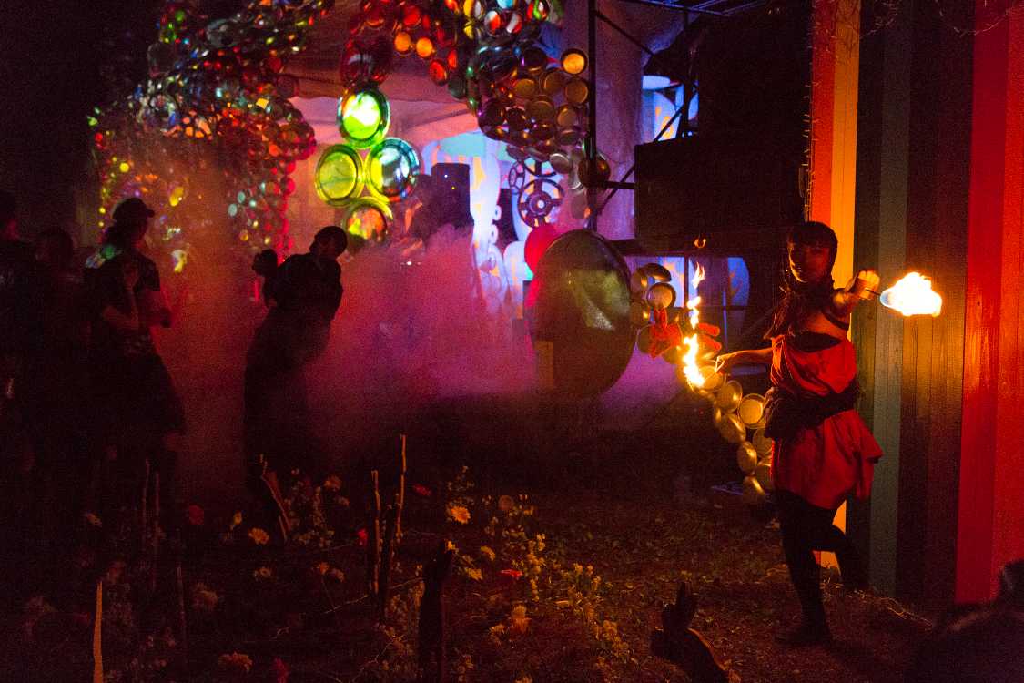 火が付いたトーチで踊る人。