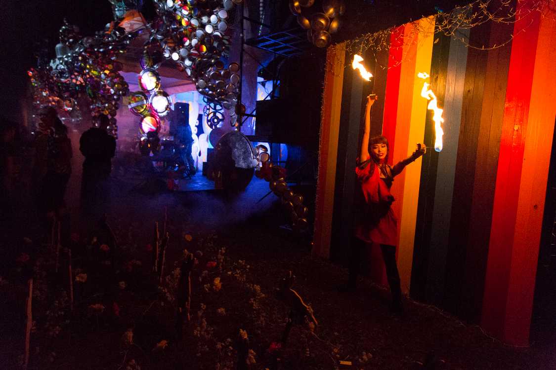 トーチを放り投げるわけではなく、持って振り回すだけでした。