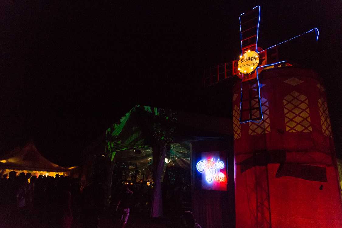 実際はやや明るい。