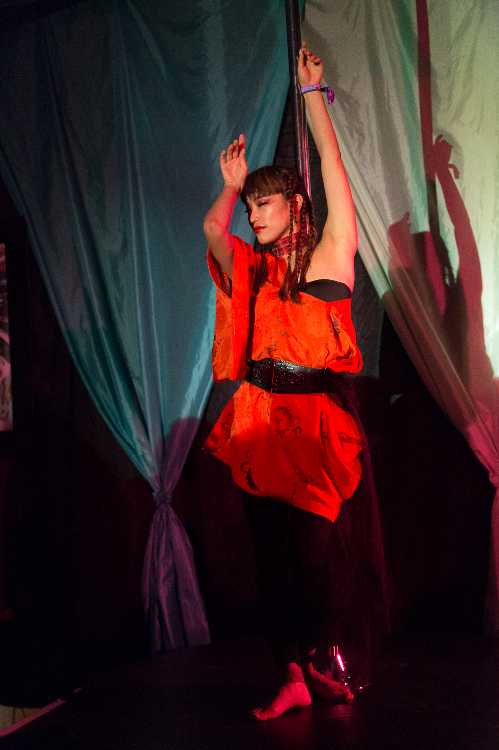 火がついたトーチを振り回していた人も参加。