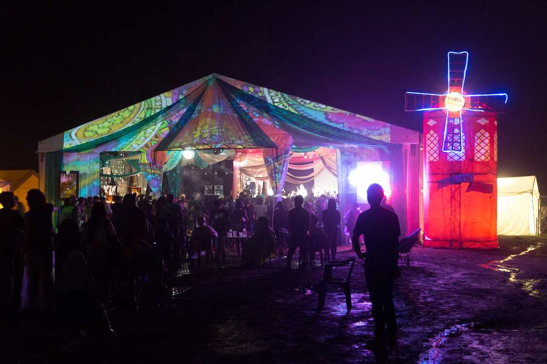 照明がプロジェクションマッピングのように見えますが、カフェドパリに当てているだけかもしれません。