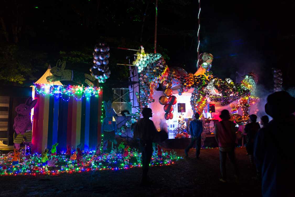 DJのテント。装飾自体が光るわけではないので、規模も見た目も以前より見劣りします。