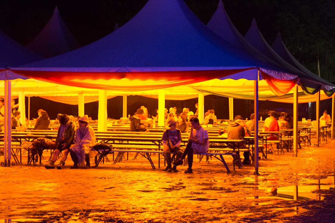 飲食店は閉まっていますが、テーブルは自由に使われています。