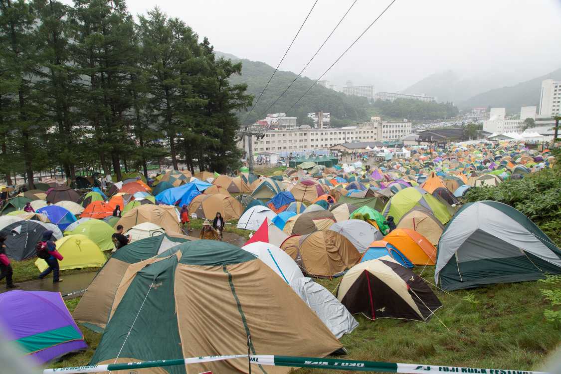 キャンプサイト各地の風景。レディースサイトの最も山側から。土曜の午前。