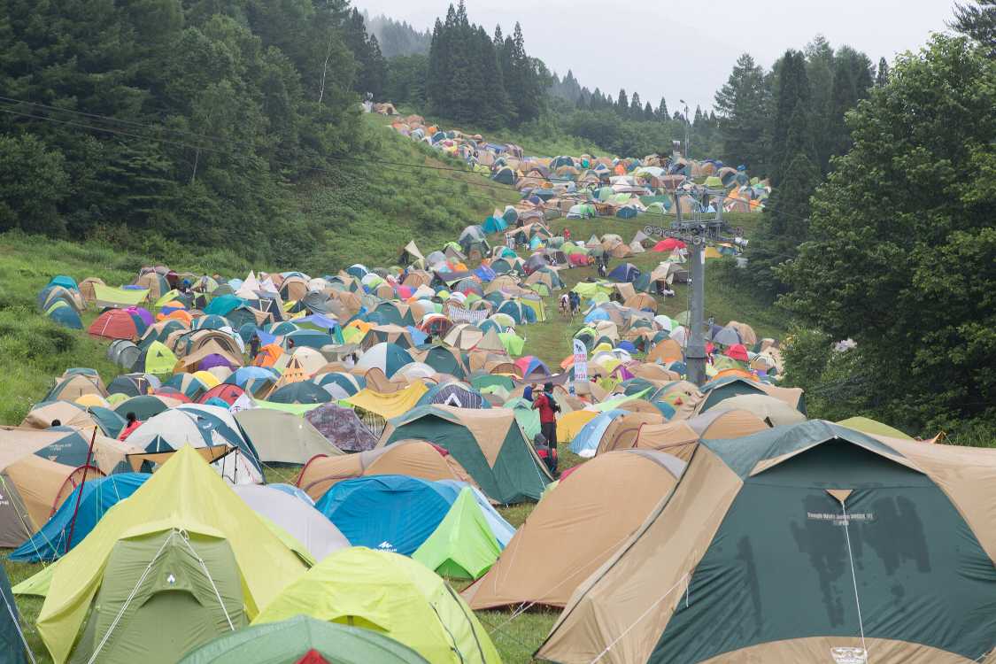 土曜の午前。キャンプサイトからかなり遠いFサイトでもテントは多い。