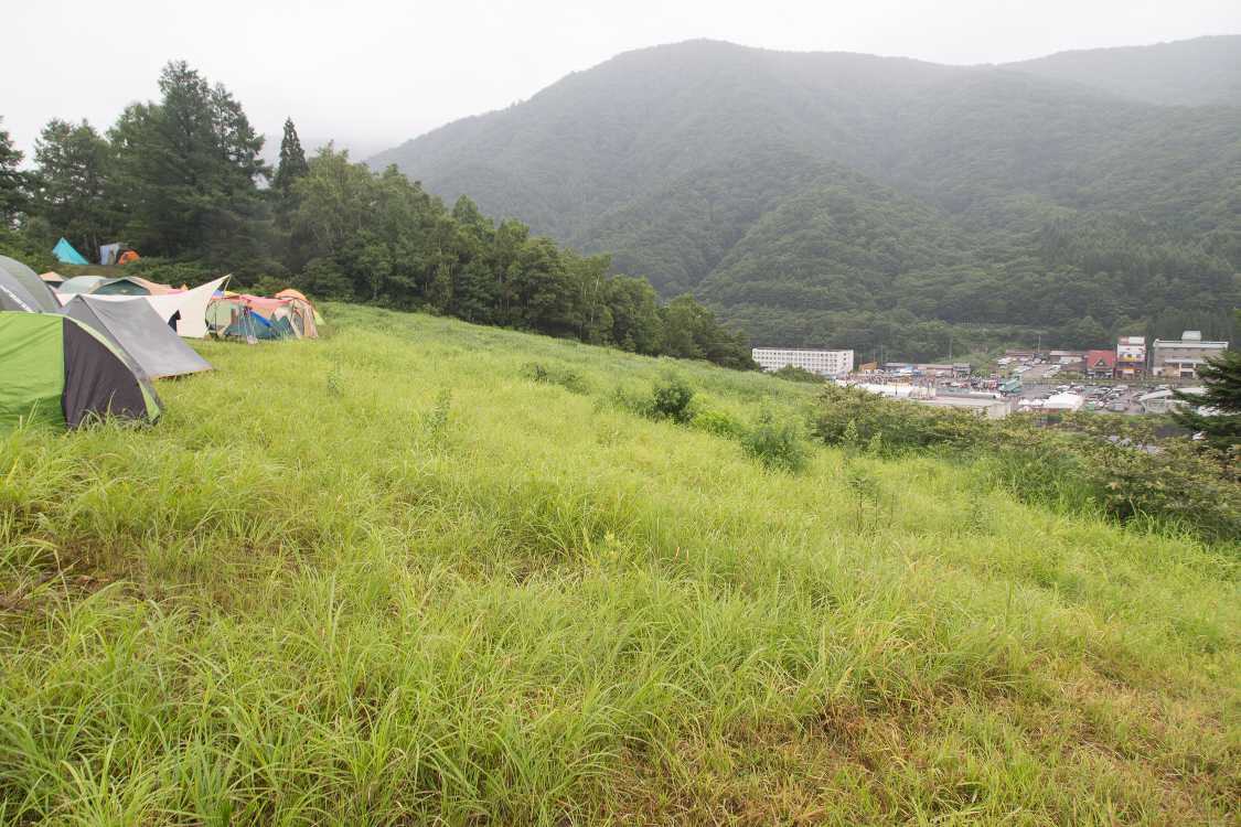 谷側の傾斜直前までテントが建っていました。