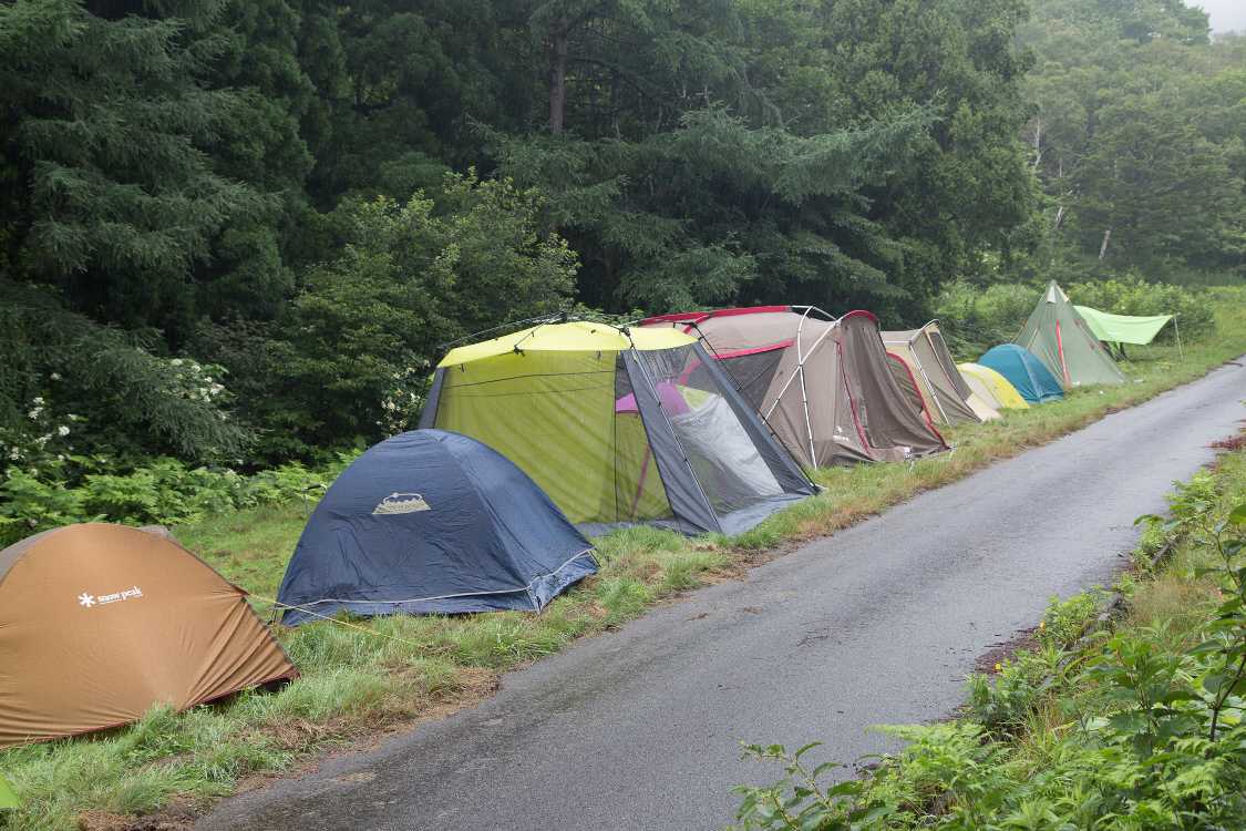 多少進むと道筋にテントが建っていますが、それより先は遠すぎるのか、テントがなくなります。