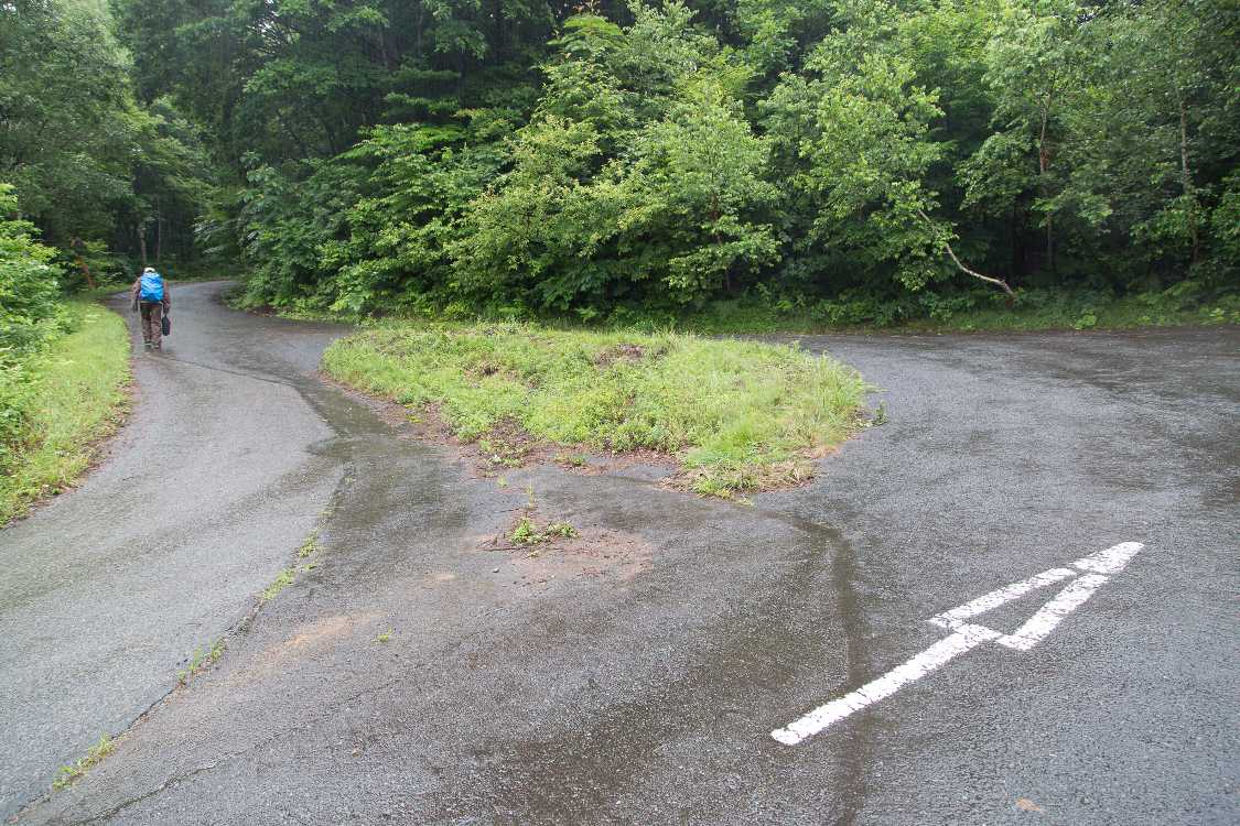 上りと下りで車線が分かれています。