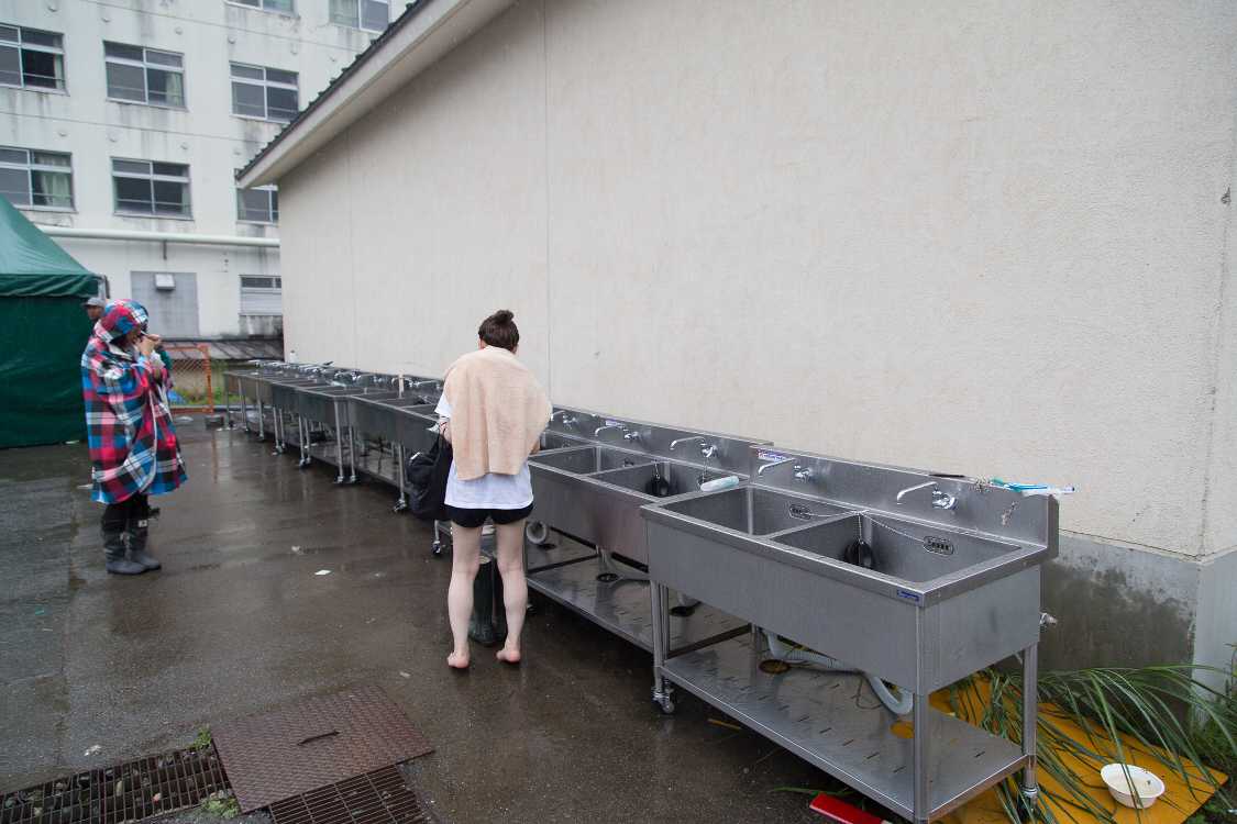 シャワー横の仮設洗面所。