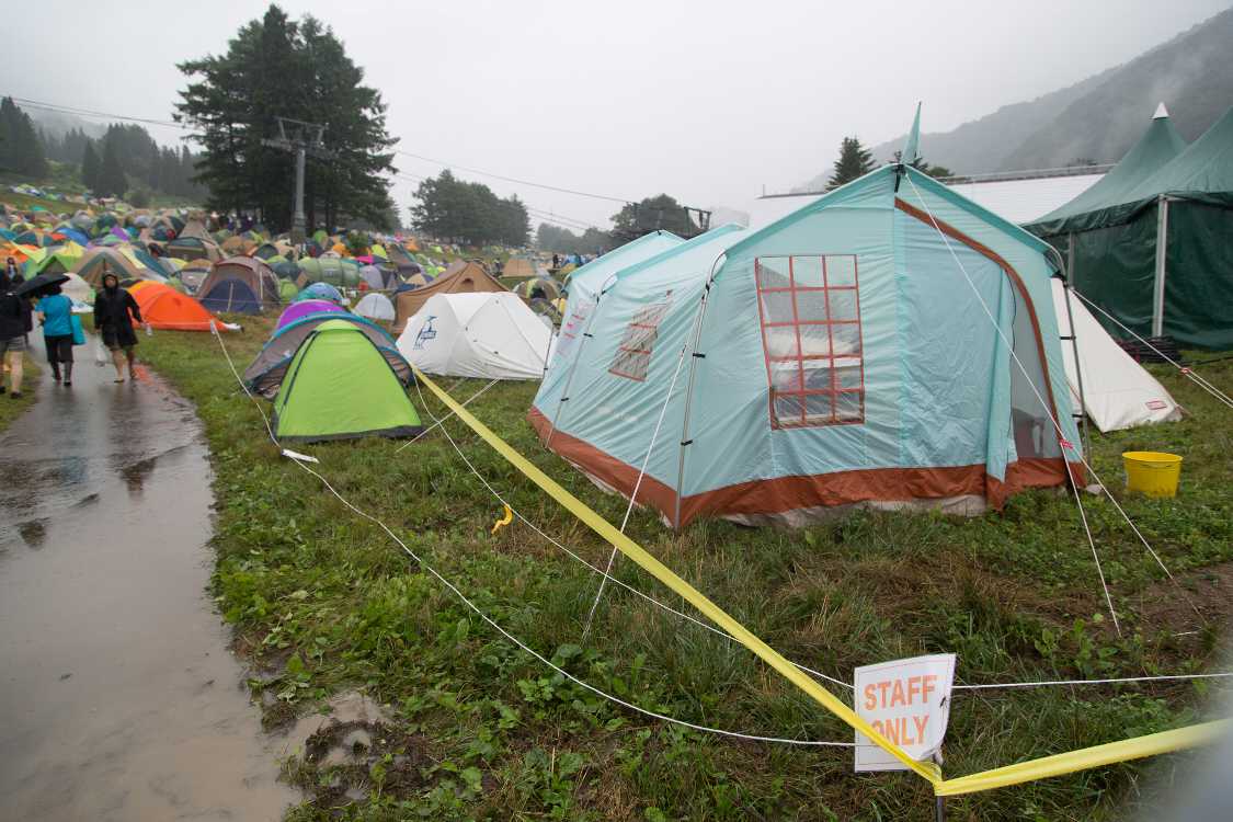 キャンプサイトインフォメーションの裏のスタッフ専用エリア。家形のテントはチャムス。