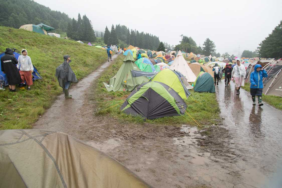 例年、雨が降ると泥まみれになるBサイトの南端。