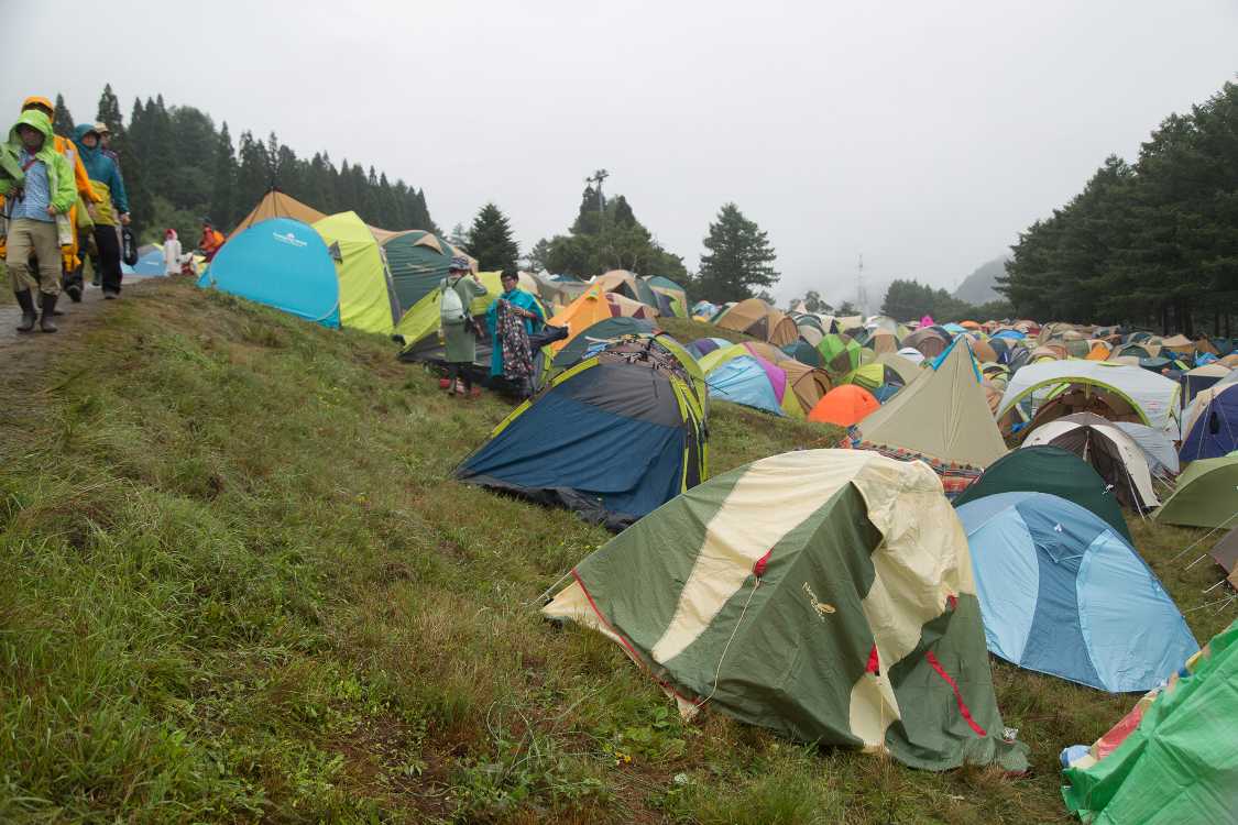 Bサイトの斜面のテント。