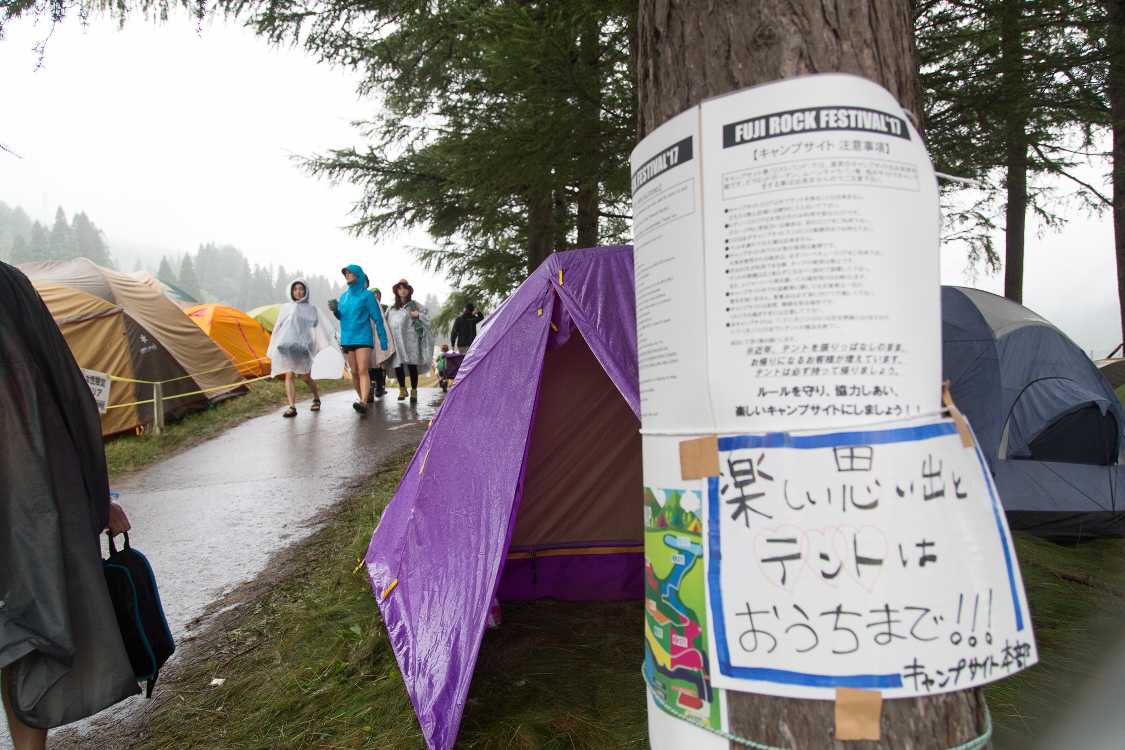 テントを捨てるなという張り紙は数年前から掲示されるようになり、使い捨て放置が増えたとみられます。