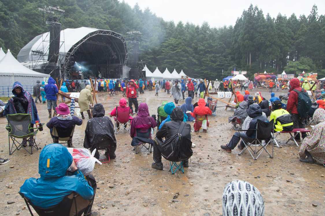 アバロンフィールド側から。いすに座っている人は前方を空けています。