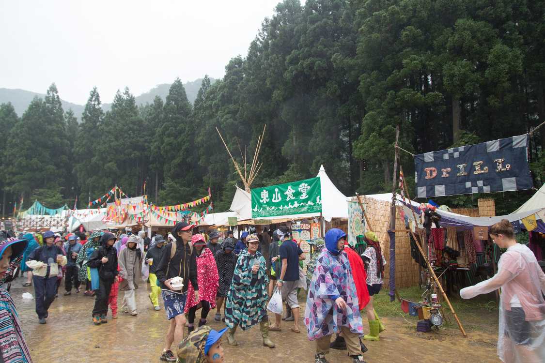 周辺の飲食物販テント群。