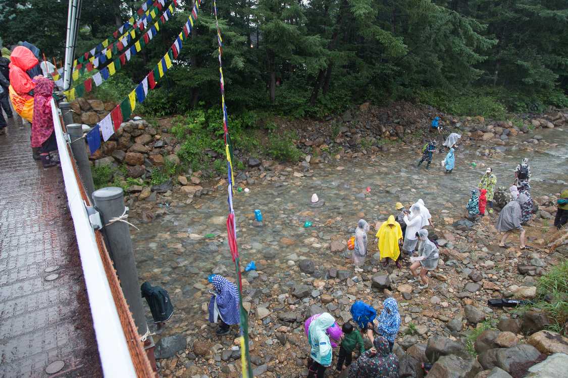 持って帰りにくい大型の石が残っています。