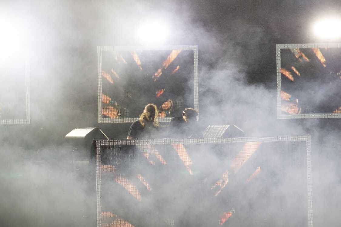 2人で機材を操作しています。