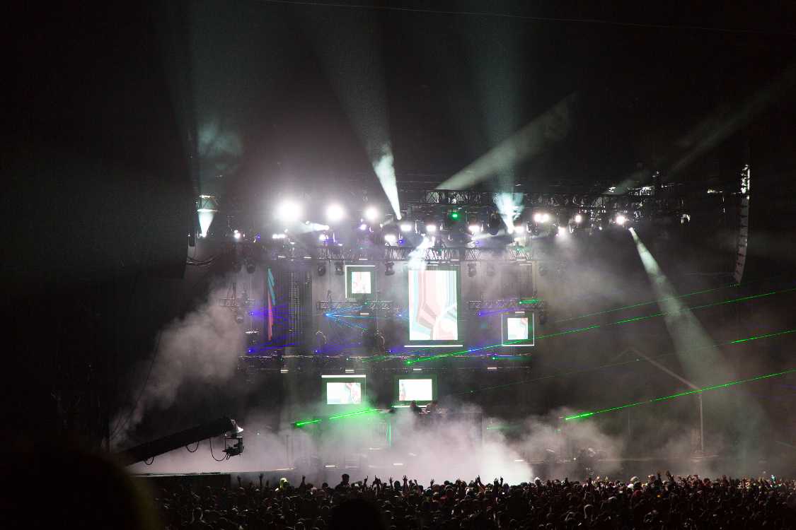 映像は日本のライブ用に編集され、日本人が多数出てきました。一番盛り上がったのは野々村竜太郎が出てきた時でした。