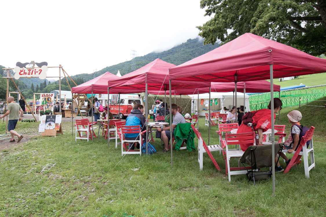 テーブルといすがあり、休憩可能です。