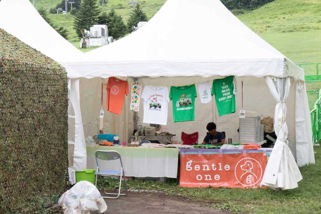 Tシャツ等の売り場。