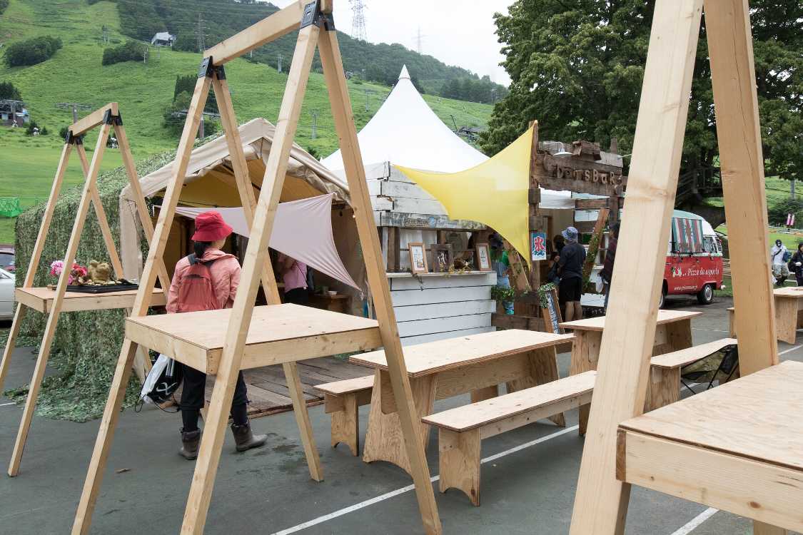 テーブル、立ち飲みの台。