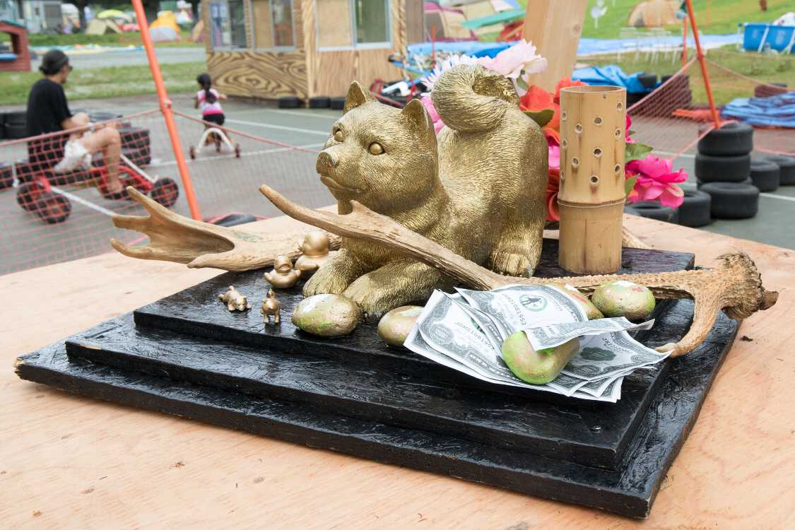 テーブルの置物。鹿の角は毛が残っていて生々しい。