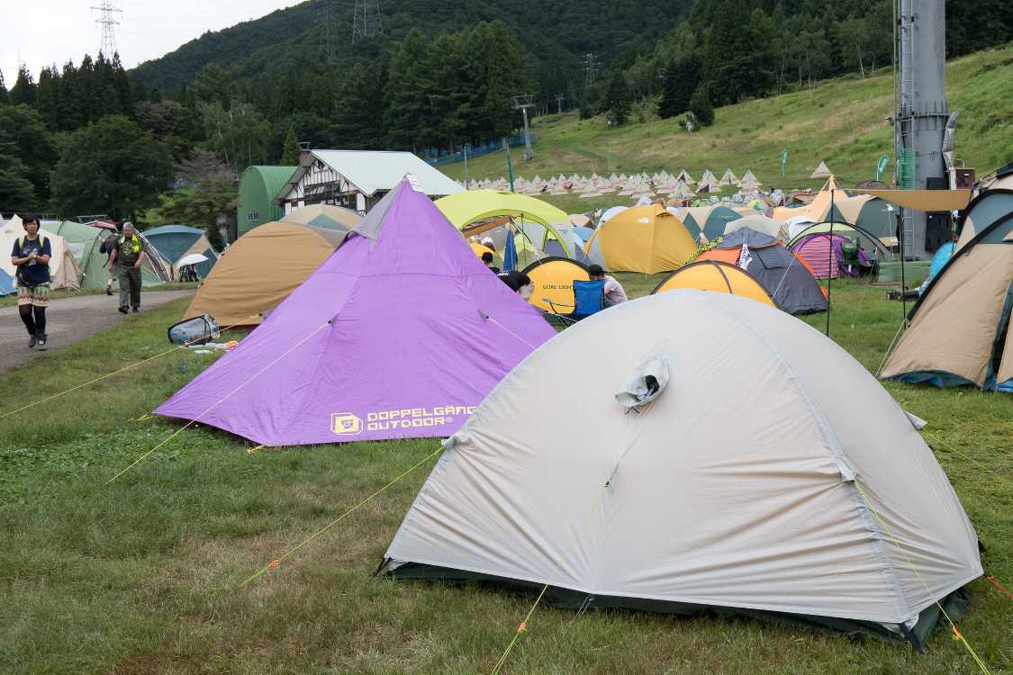 ピラミッドガーデンのテント。平坦です。