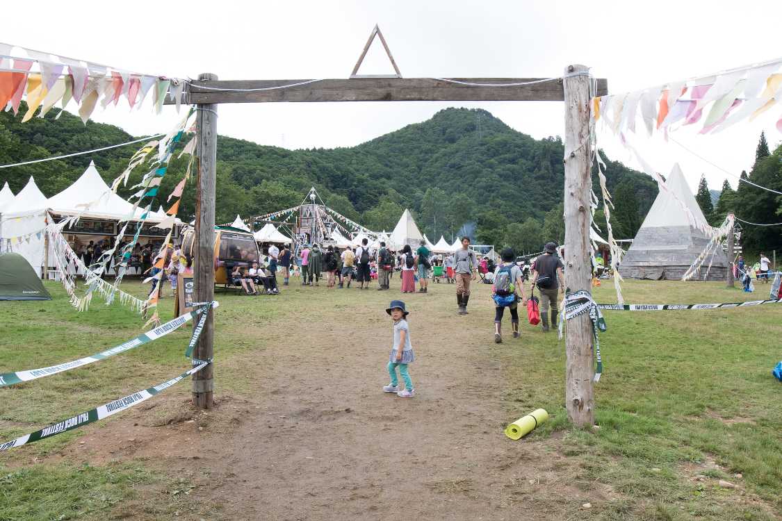 ピラミッドガーデンのゲート。山が借景のように見えます。